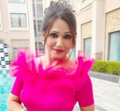 Fiza Husain, a fashionable and visionary entrepreneur, inspires Indian women with her stylish clothing store and dedication to modern success.
