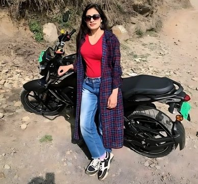 Renu Kumari, a dedicated professional and passionate fashion enthusiast, balances work and life gracefully, inspiring women with her creativity and drive.