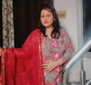 Misty Agarwal, a homemaker with a confident smile, radiating creativity and inspiration, encouraging women to balance life with grace and ambition.