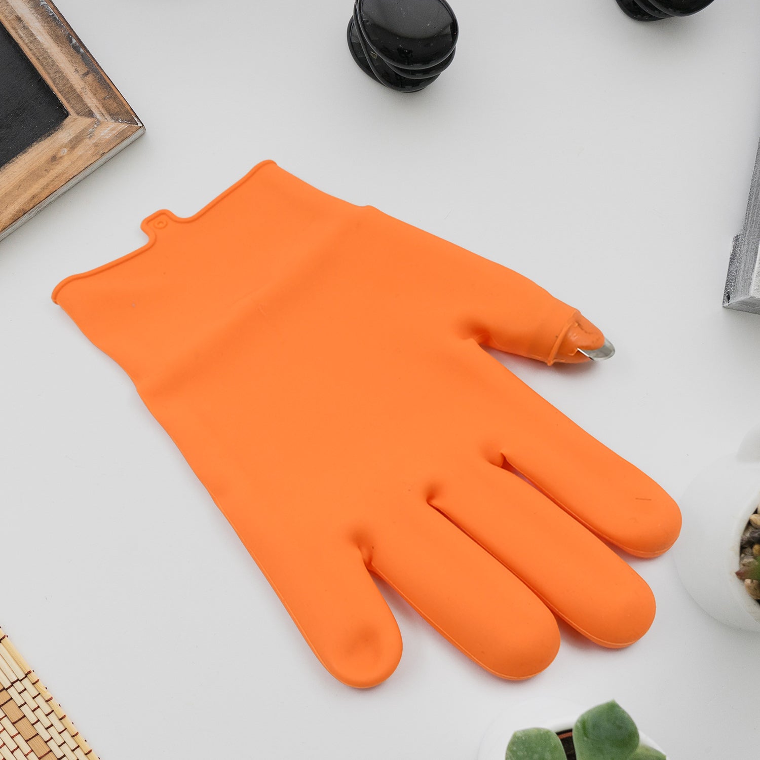Right-Handed Silicone Thumb Cutter Gloves (1Pc) - Shivani Jaswal Right-Handed Silicone Thumb Cutter Gloves (1Pc)