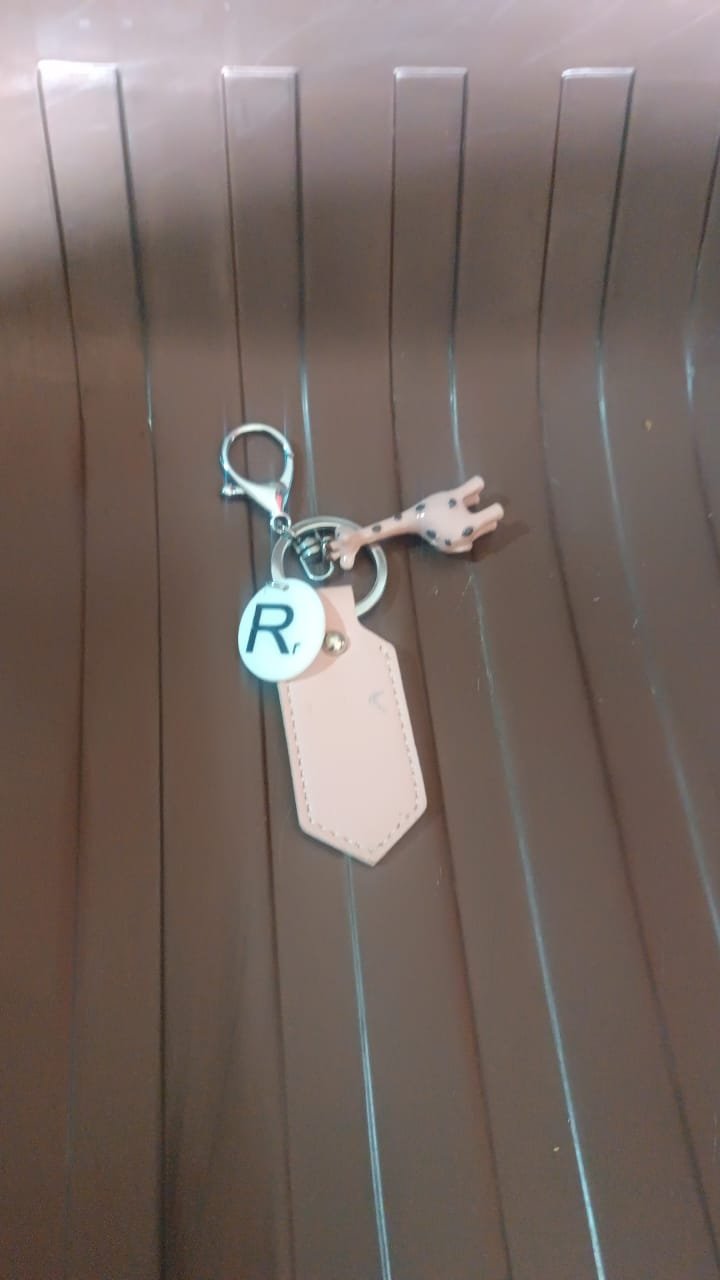 Charming Giraffe Keychain – A Touch of Whimsy for Your Everyday Essentials (1 Pc) - Shivani Jaswal Charming Giraffe Keychain – A Touch of Whimsy for Your Everyday Essentials (1 Pc)