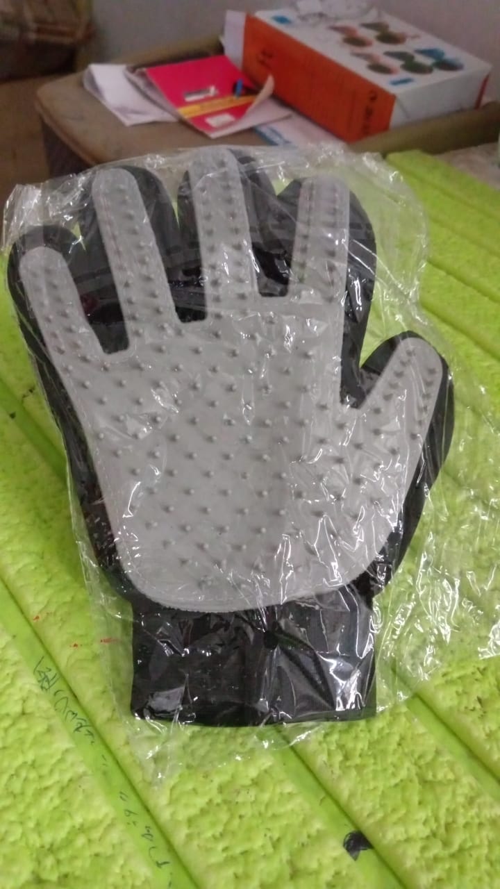 Grey Gloves, Gloves Bathing Tool (1 Pc) - Shivani Jaswal Grey Gloves, Gloves Bathing Tool (1 Pc)