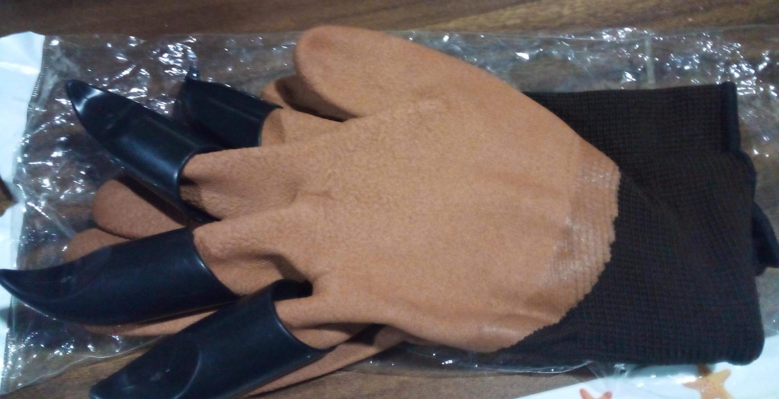 Garden Farming Gloves With Hand Fingertips & Plastic Claws (1 Pair) - Shivani Jaswal Garden Farming Gloves With Hand Fingertips & Plastic Claws (1 Pair)