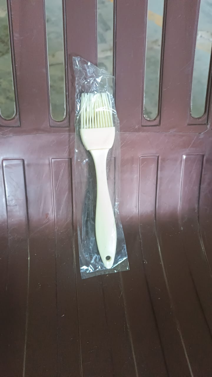 Silicone Kitchen Oil Spatula Brush with Handle Pastry / Cake Brush (17 cm / 1 Pc) - Shivani Jaswal Silicone Kitchen Oil Spatula Brush with Handle Pastry / Cake Brush (17 cm / 1 Pc)