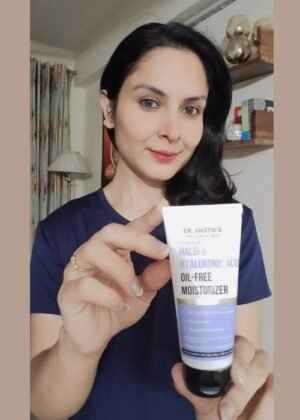 Dr. Sheth's Haldi & Hyaluronic Acid Moisturizer is a lightweight, oil-free formula with 1% Hyaluronic Acid, Cica Extract, and Aquaporin Boosters to rehydrate dull skin. Suitable for all skin types.